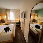 Kyriad Lyon Est - Eurexpo Le 3*