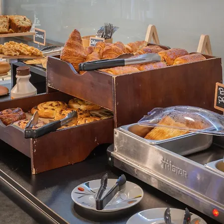 Kyriad Lyon Est - Eurexpo Le Hotel 3*