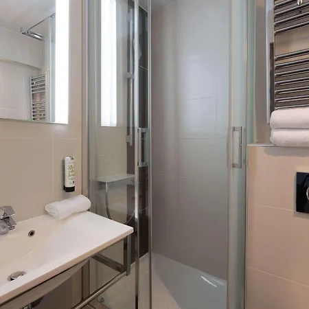 Kyriad Lyon Est - Eurexpo Le Hotel 3*